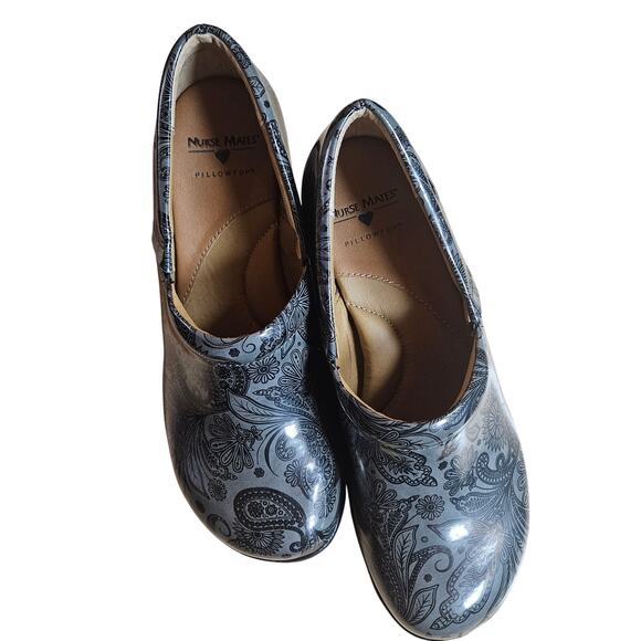 Nurse Mates BRYAR Pillow Top Clogs Black Dark Grey Paisley Patent Leather Sz 8 M - Picture 2 of 7